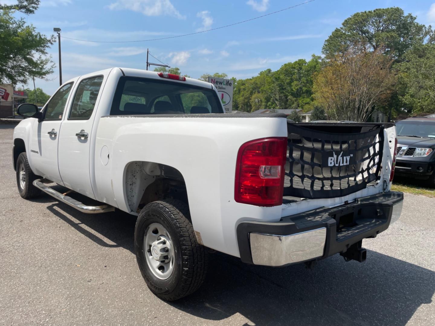 2008 WHITE CHEVROLET SILVERADO 2500H WORK TRUCK (1GCHK23KX8F) with an 6.0L engine, Automatic transmission, located at 5103 Dorchester Rd., Charleston, SC, 29418-5607, (843) 767-1122, 36.245171, -115.228050 - Well Maintained, Local Trade-in with CD/AUX/AM/FM, Cold Cold A/C, Easy-clean Vinyl Floor, Keyless Entry, Tow Package, Clean CarFax (no accidents reported!), Certified One Owner!! 171k miles Located at New Life Auto Sales! 2023 WINNER for Post & Courier's Charleston's Choice Pre-owned Car Dealer AND - Photo#4